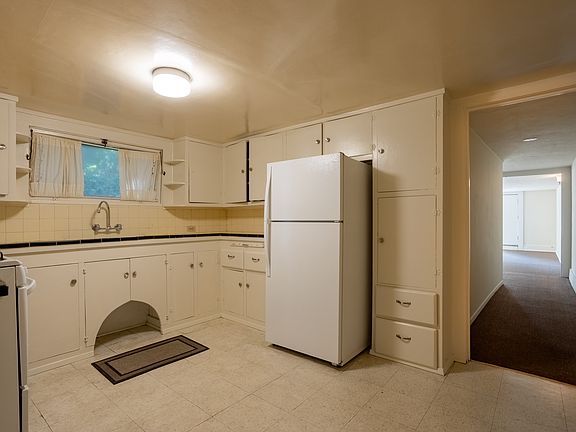 4th image of 812 W 1st St APT 1