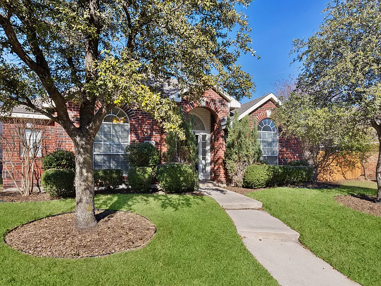 1438 Royal Oaks Dr — Photo 3