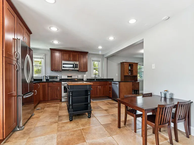 9909 Gardiner Ave — Photo 6