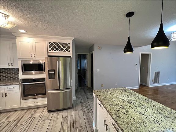 5th image of 403 Sand Stone Dr Unit 403