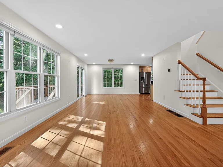 6 Whitman Ln — Photo 4