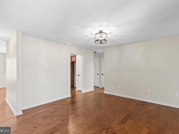 5th image of 249 Hemlock Dr