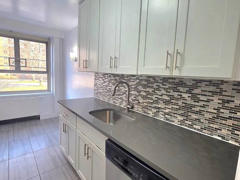 196-05 65th Cres #A — Photo 5