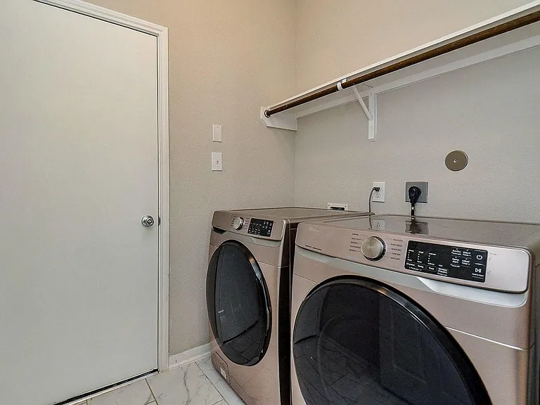 5443 Grand View Dr — Photo 8