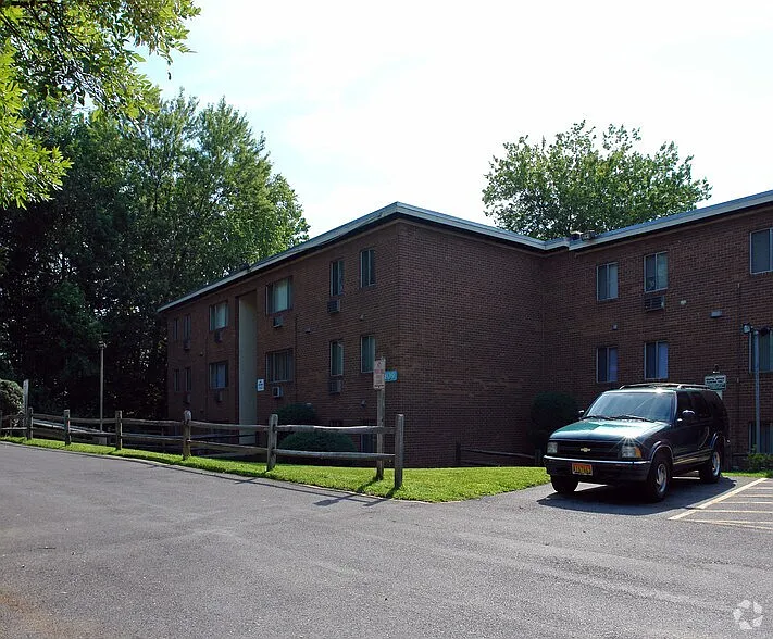 Woodhaven Apartments — Photo 2