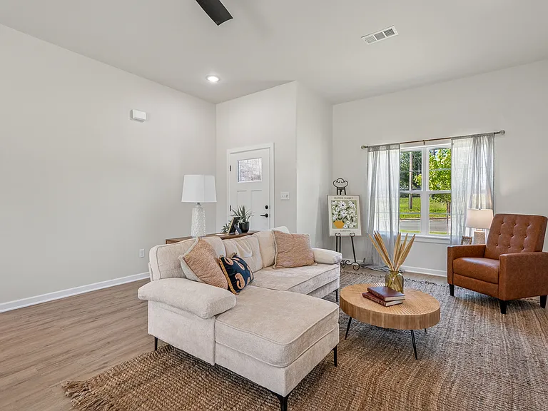 1020 Hunter Dr — Photo 4