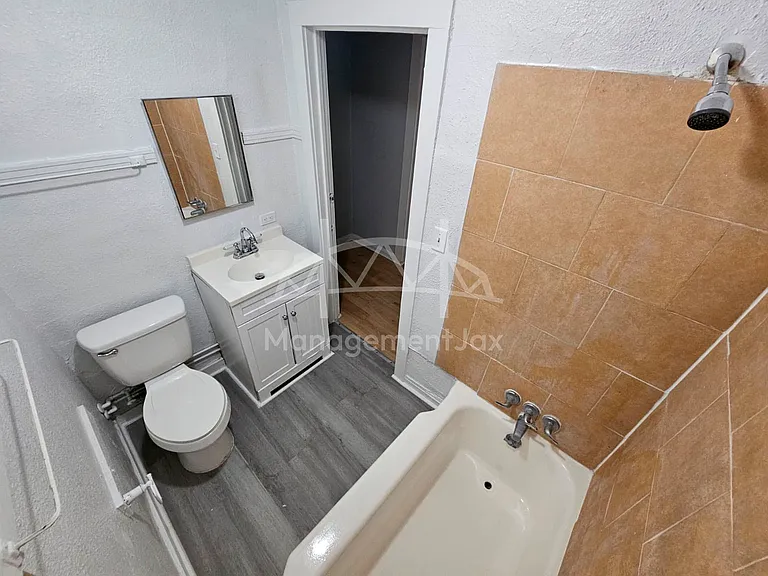 2040 W 15th St — Photo 6