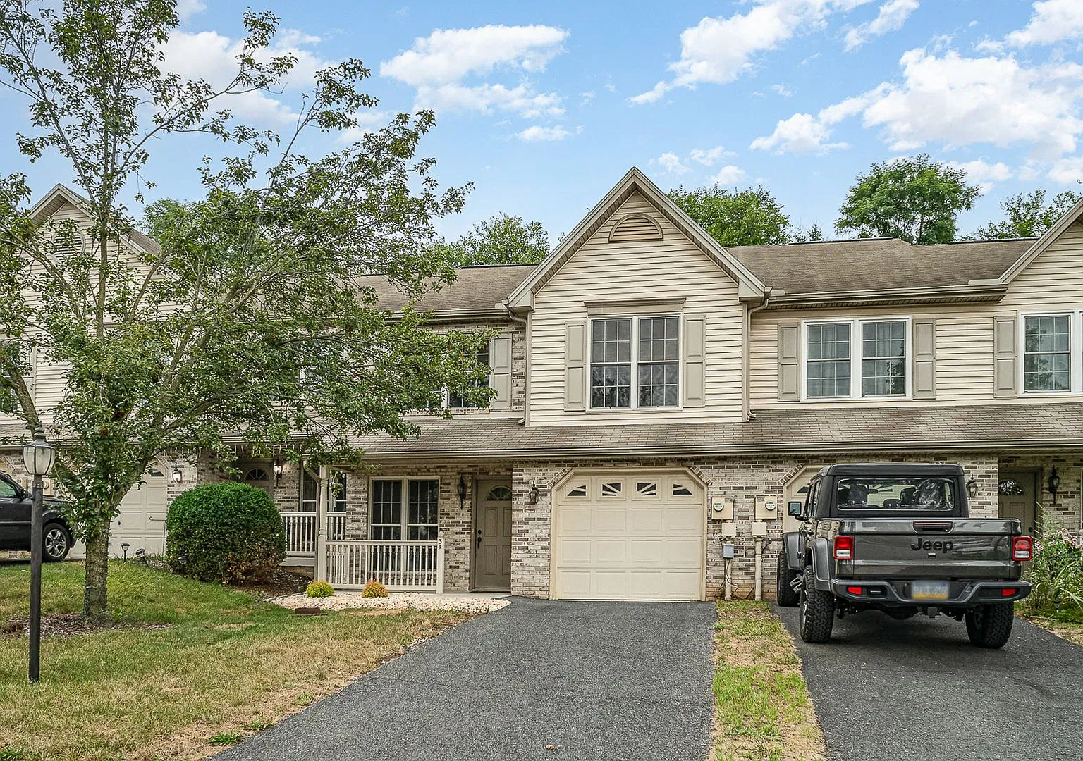 Introducing a charming 3-bedroom, 2.5-bathroom home located in Mechanicsburg, PA — Photo 3
