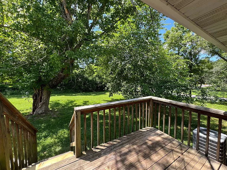 902 Evergreen St — Photo 9