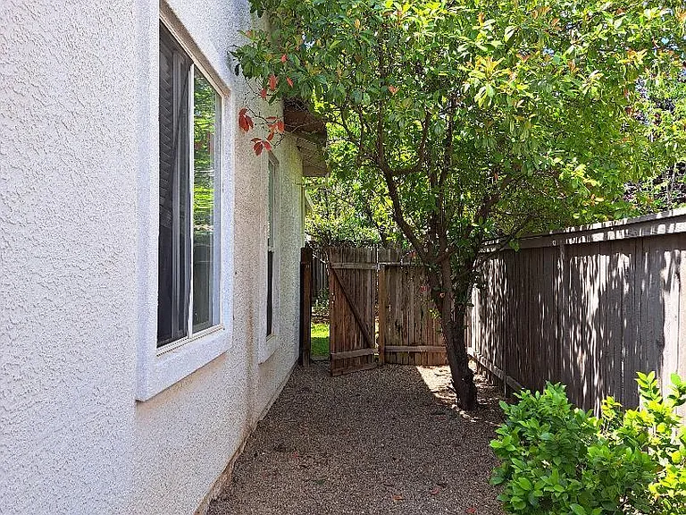 1828 Heather Garden Ln — Photo 29