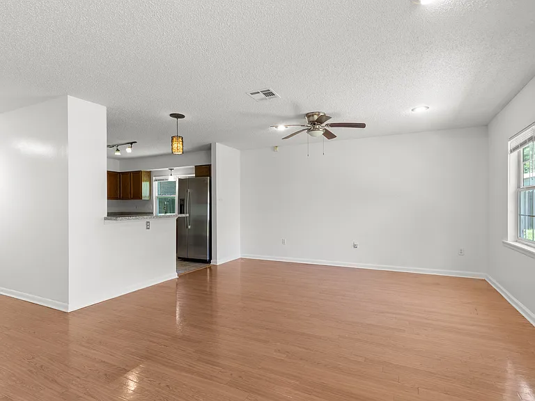 110 Charles Dr — Photo 15