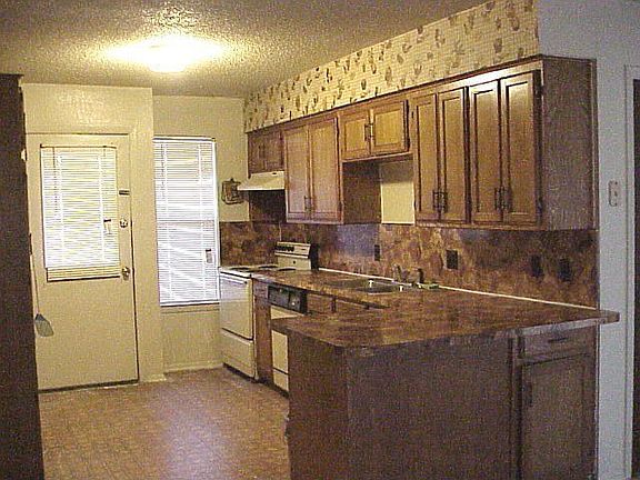 2nd image of 2467 Fort Worth St