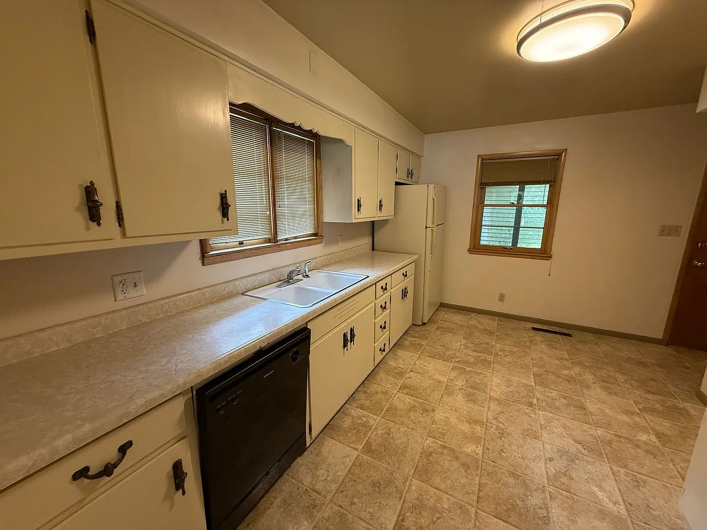 3 Bedroom House Close To Ross-Ade And MacKey Waived Application Fees! — Photo 4