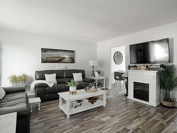 2nd image of 114 NE Hilltop Cres