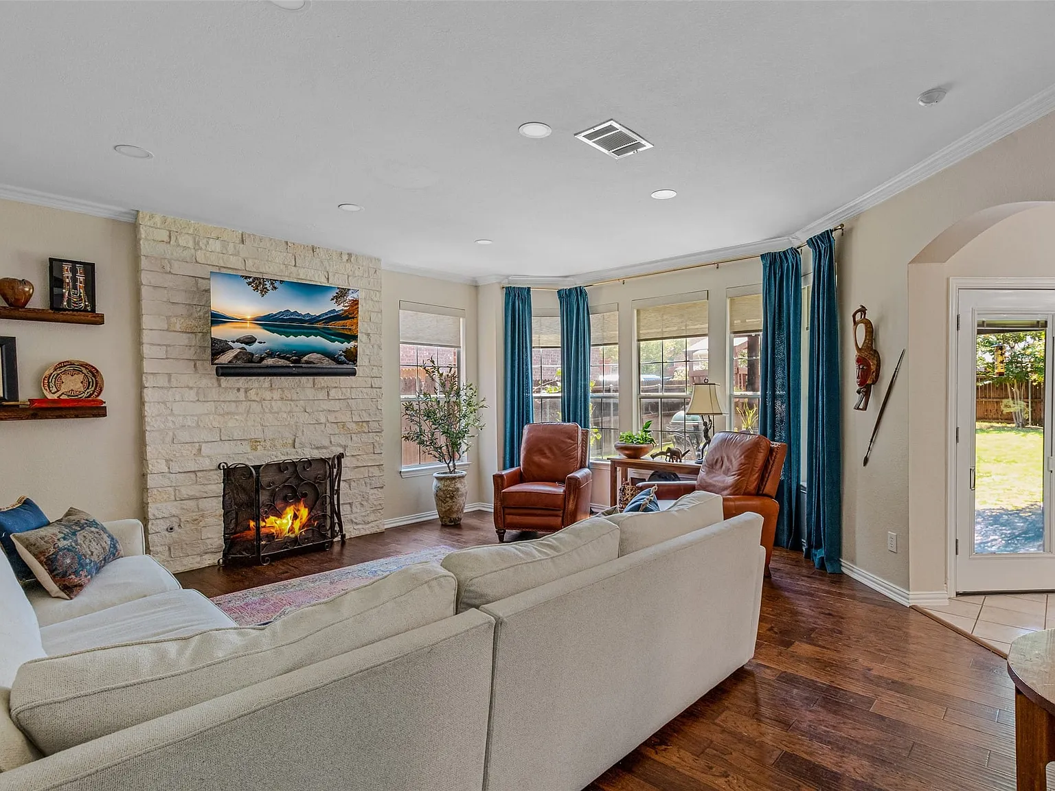 5 bed, 3.0 bath, 3041 sqft, $3,750 — Photo 3