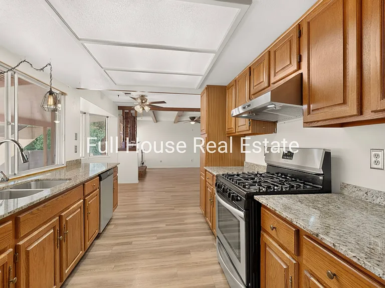 2309 Saturn Pl NE — Photo 15