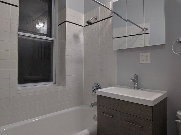 2nd image of 5860 N Kenmore Ave #5860404