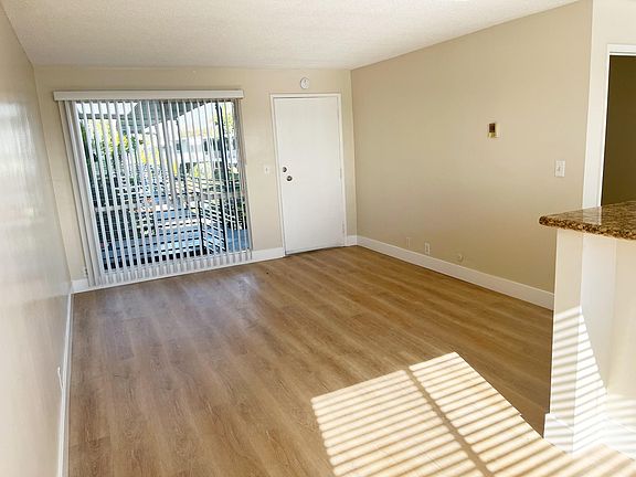3rd image of 931 W 19th St APT 34