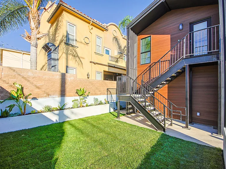 723 E Verdugo Ave #201 — Photo 3