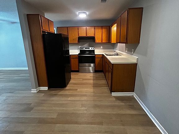 5th image of 425 Killian St