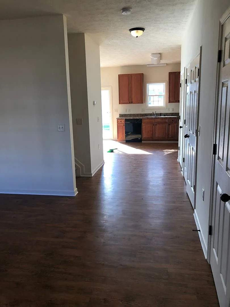 3 Bedroom, 2.5 Bath Two Level Townhouse — Photo 2