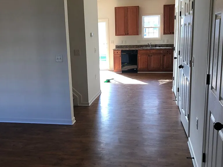 1025 Wellington Dr — Photo 2