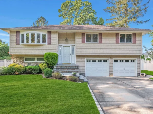 37 Barry Lane S, Old Bethpage, NY 11804