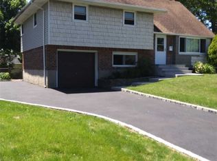 34 Walter Ct, Commack, NY 11725