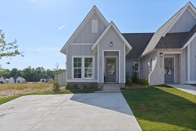 3233 Bradley Ln — Photo 2