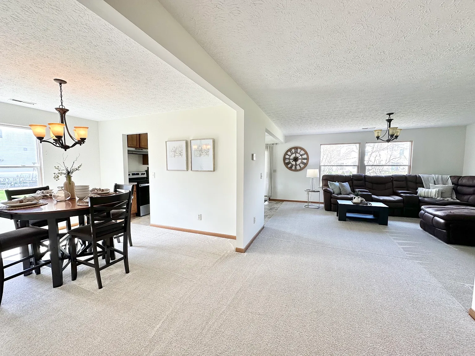 4 bed, 2.5 bath, 2042 sqft, $2,600 — Photo 2