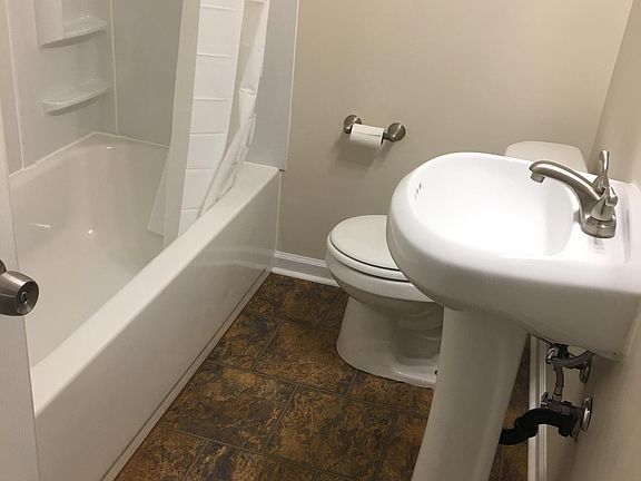 5th image of 176 Dewey St #1