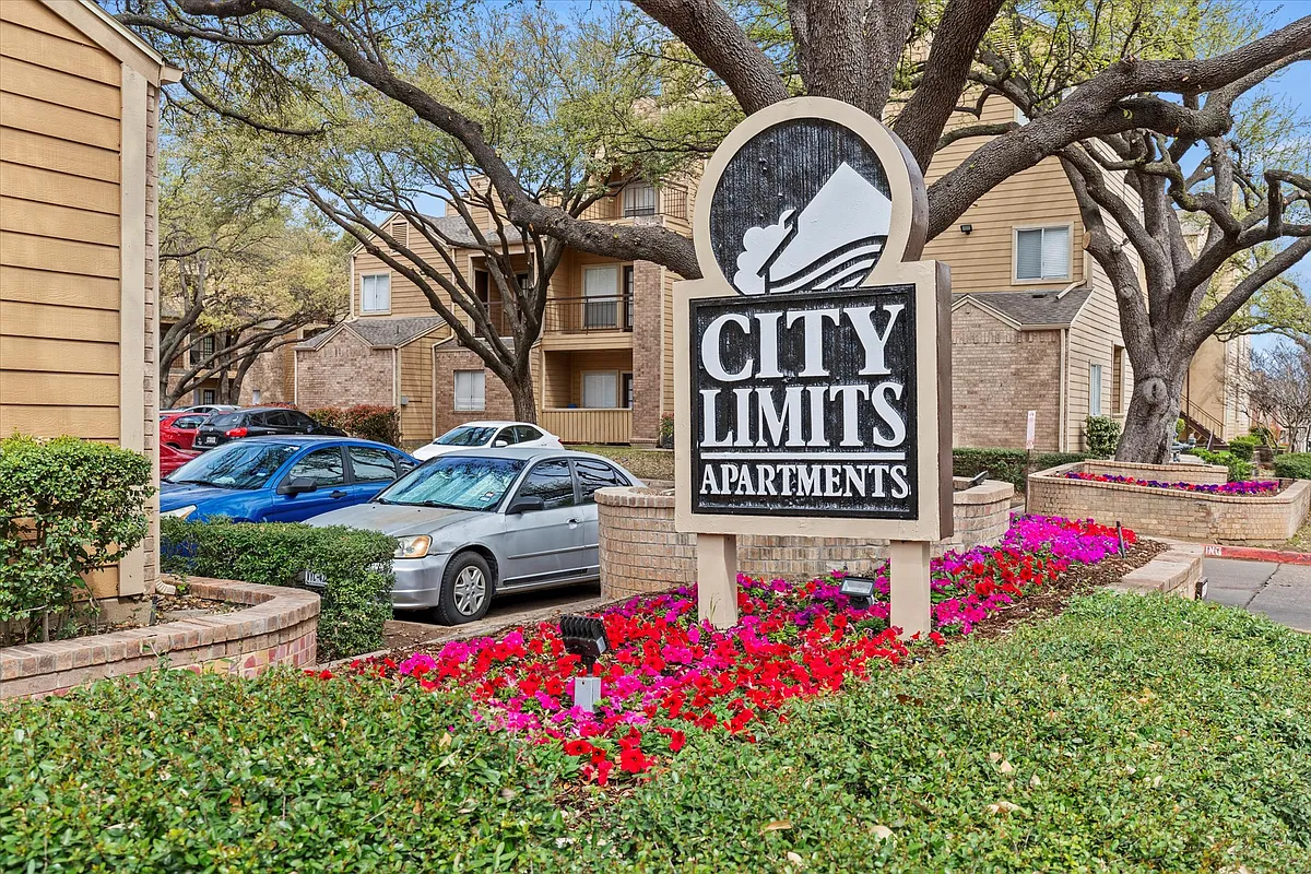 Building Photo - City Limits