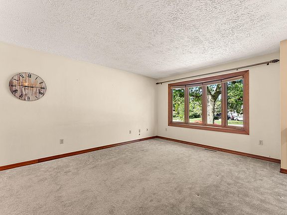 3rd image of 2397 Niagara St