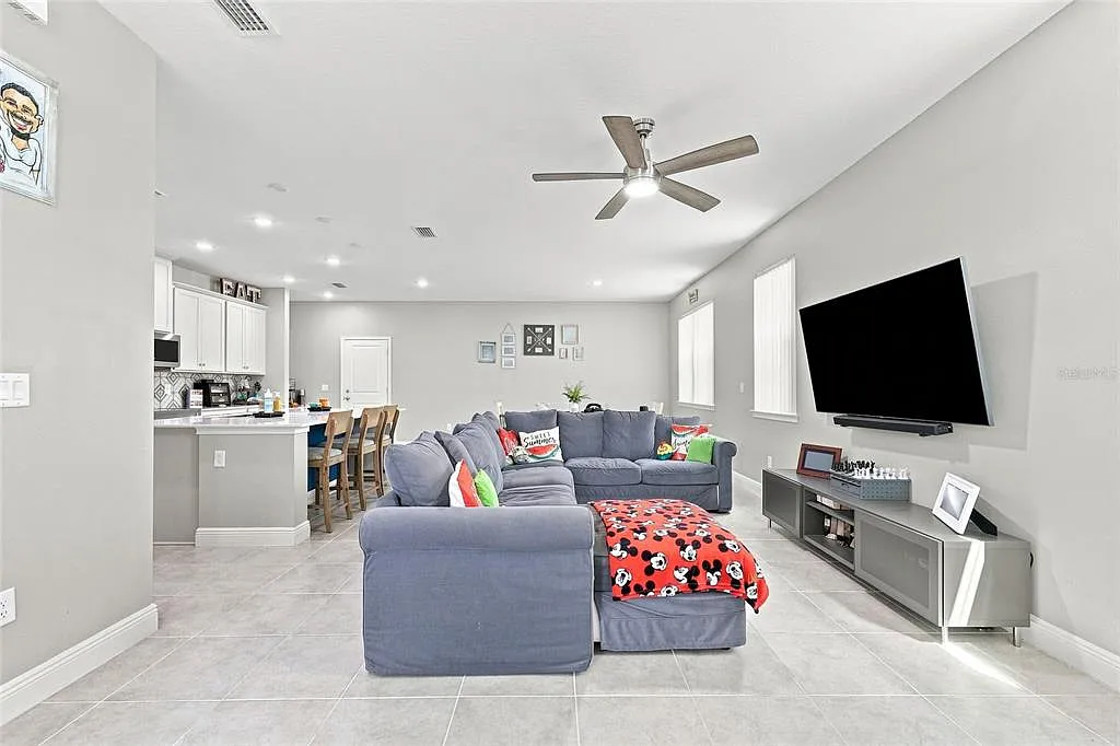 4 bed, 2.5 bath, 2160 sqft, $2,500 — Photo 4