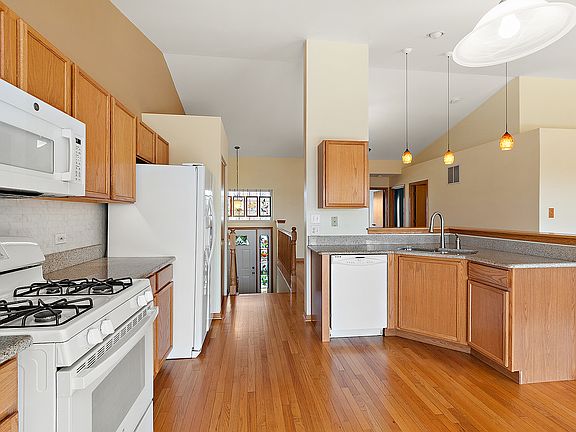 4th image of 6881 Geneva Dr