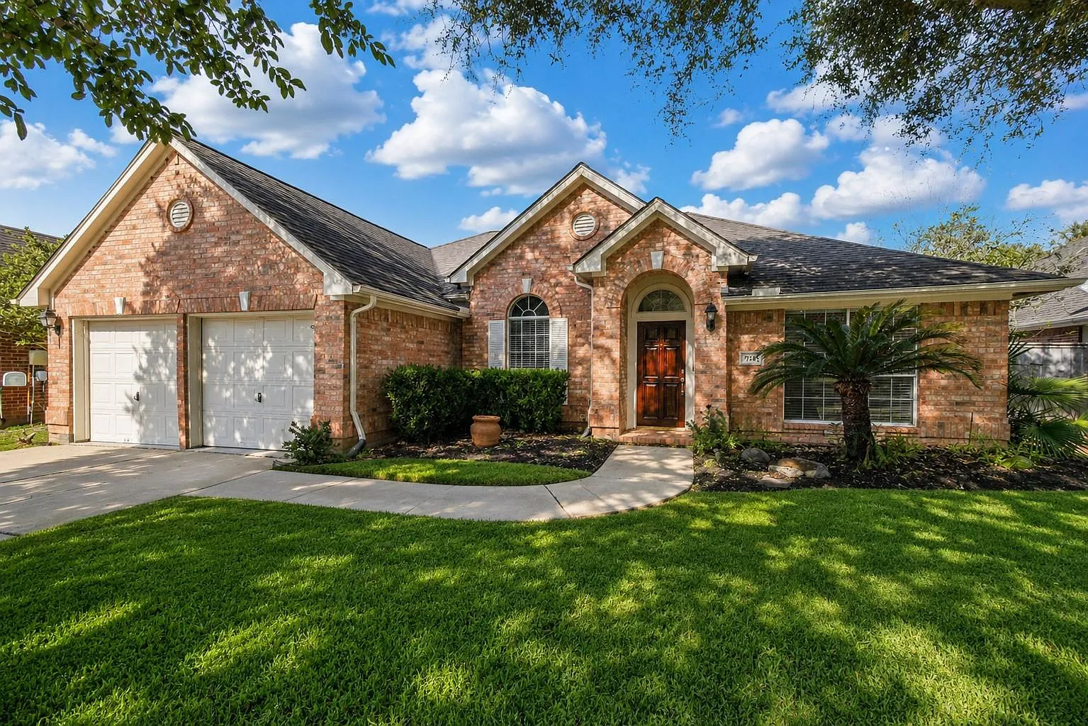 3 bed, 2.0 bath, 2027 sqft, $2,700 — Photo 1