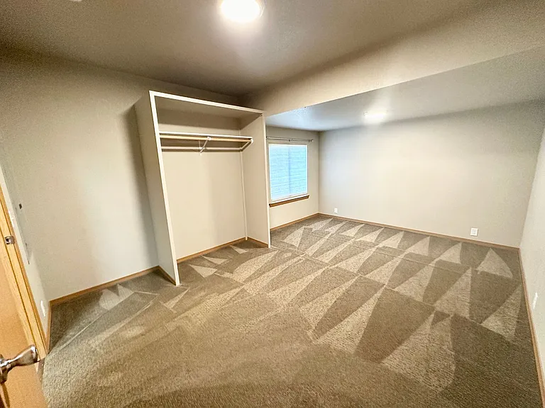 2102 N Yellowstone St — Photo 13
