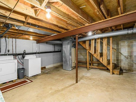 5th image of 200 Oak Meadow Dr #200