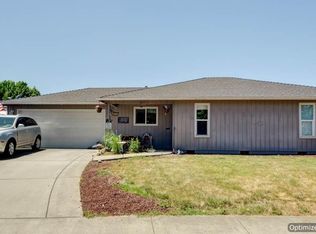 545 Village Dr, Central Point, OR 97502