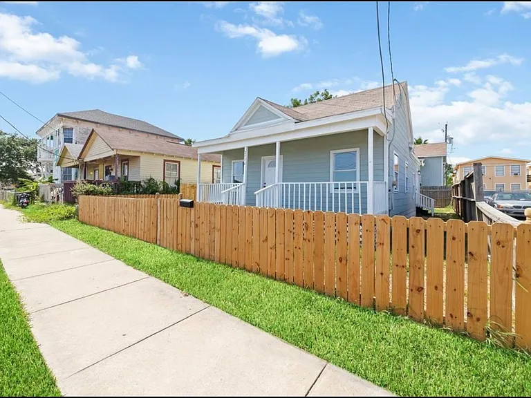 2714 Avenue L — Photo 4