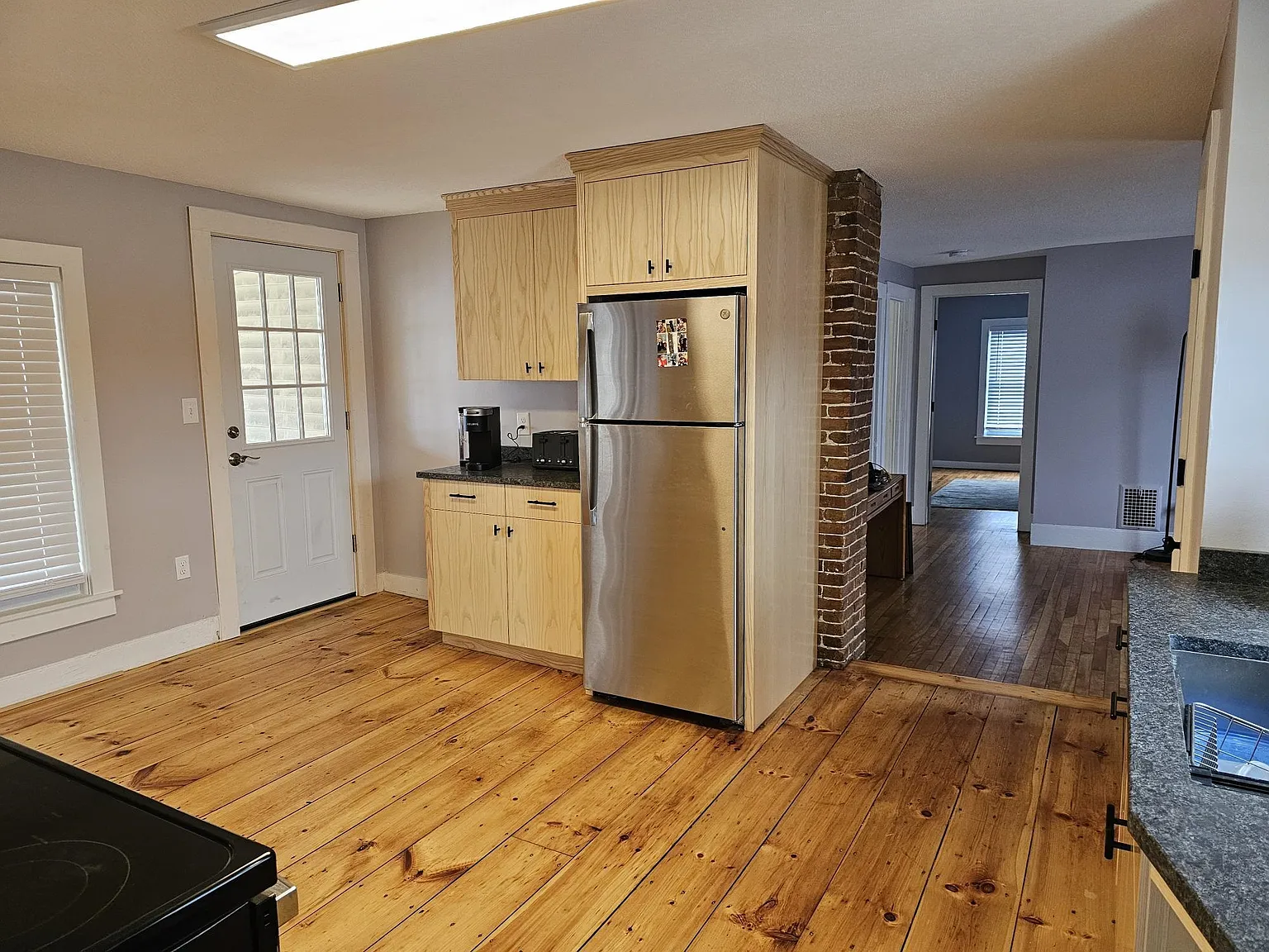 3 bed, 1.0 bath, 1233 sqft, $2,250 — Photo 2