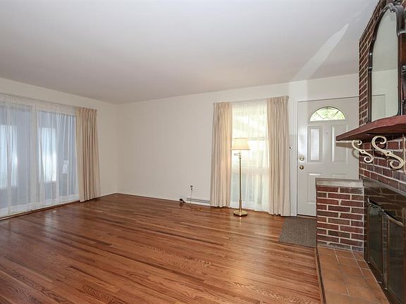 4th image of 41 Hamlin Dr