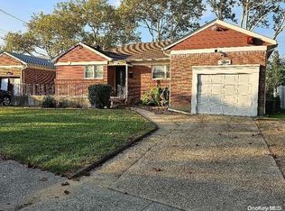 5 Cripps Ln, Valley Stream, NY 11581