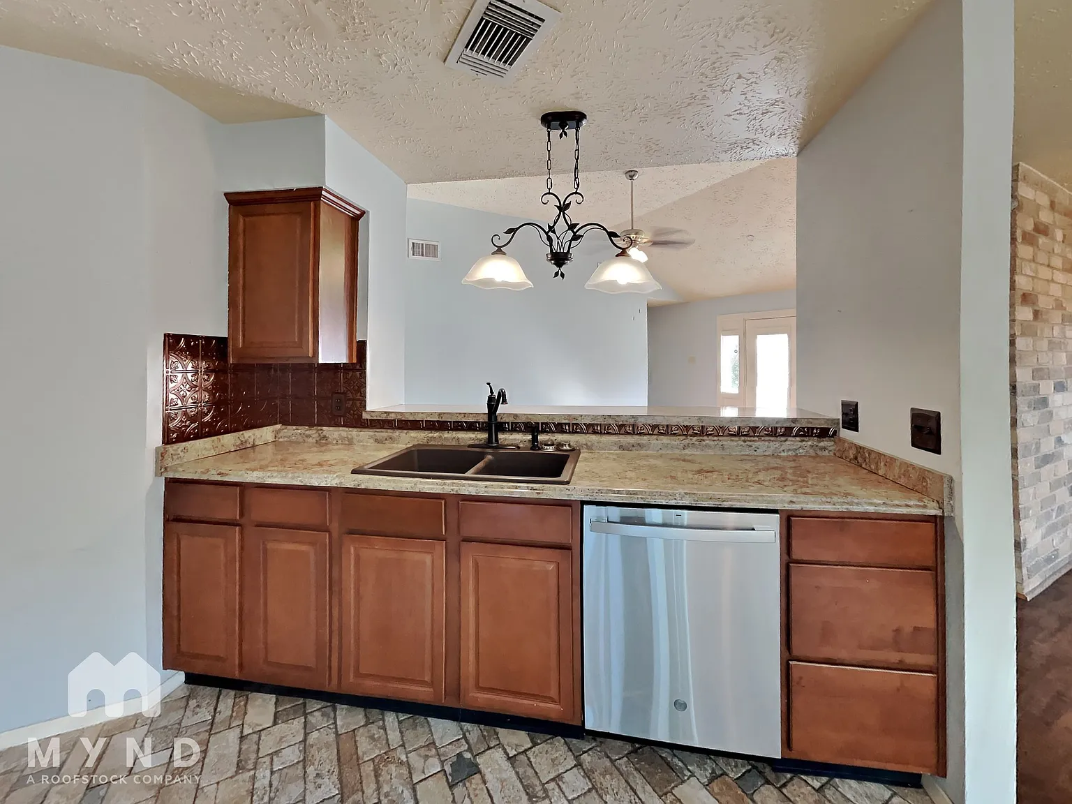 3 bed, 2.0 bath, 1494 sqft, $1,785 — Photo 2