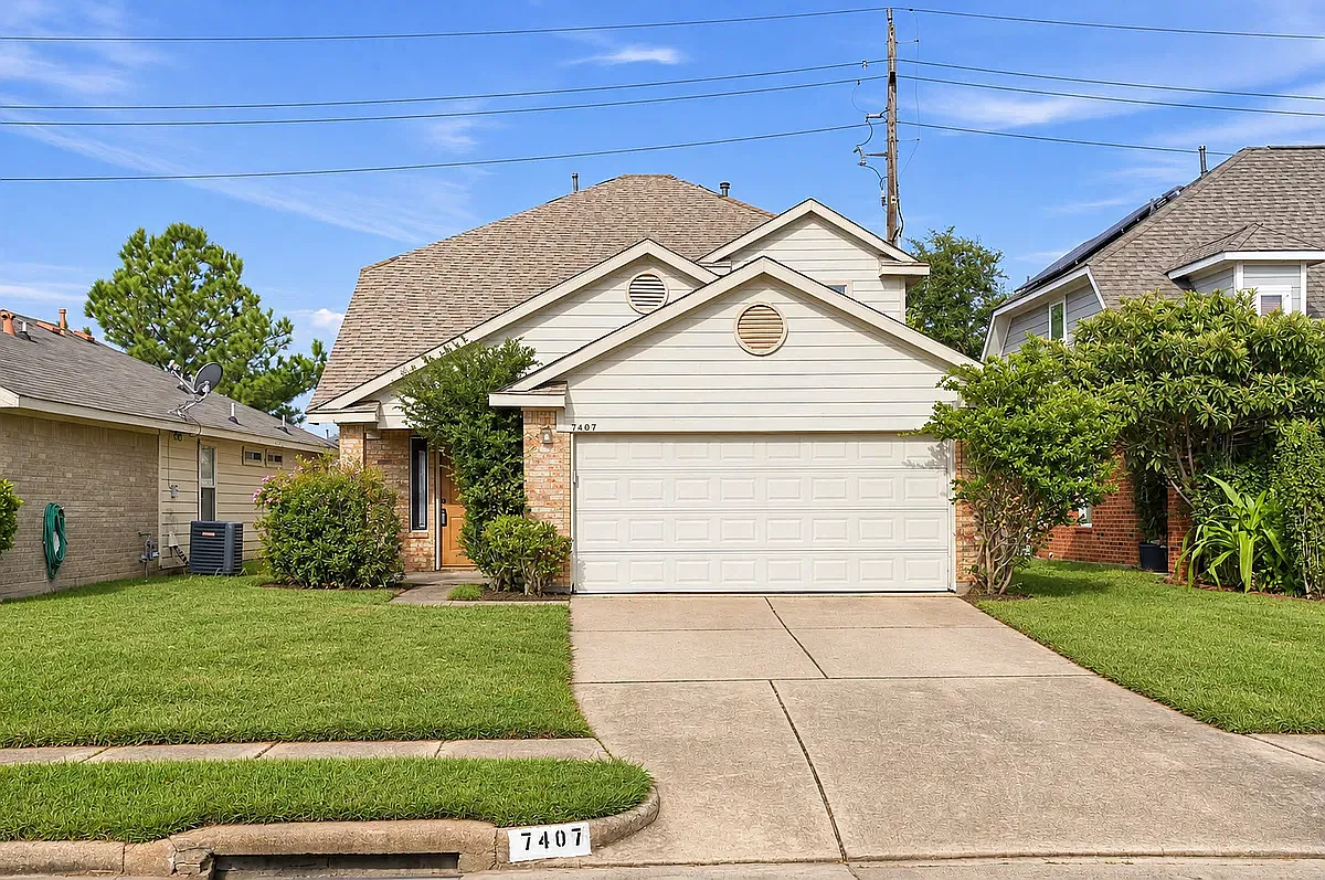 4 bed, 2.5 bath, 1870 sqft, $2,300 — Photo 2