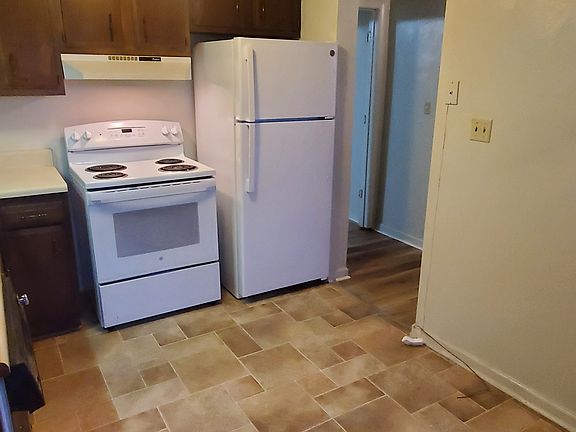 Full-sized kitchen