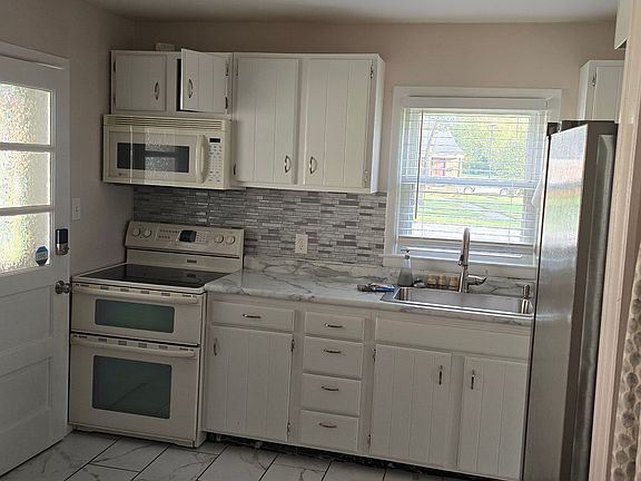 3rd image of 1858 Normandy Rd