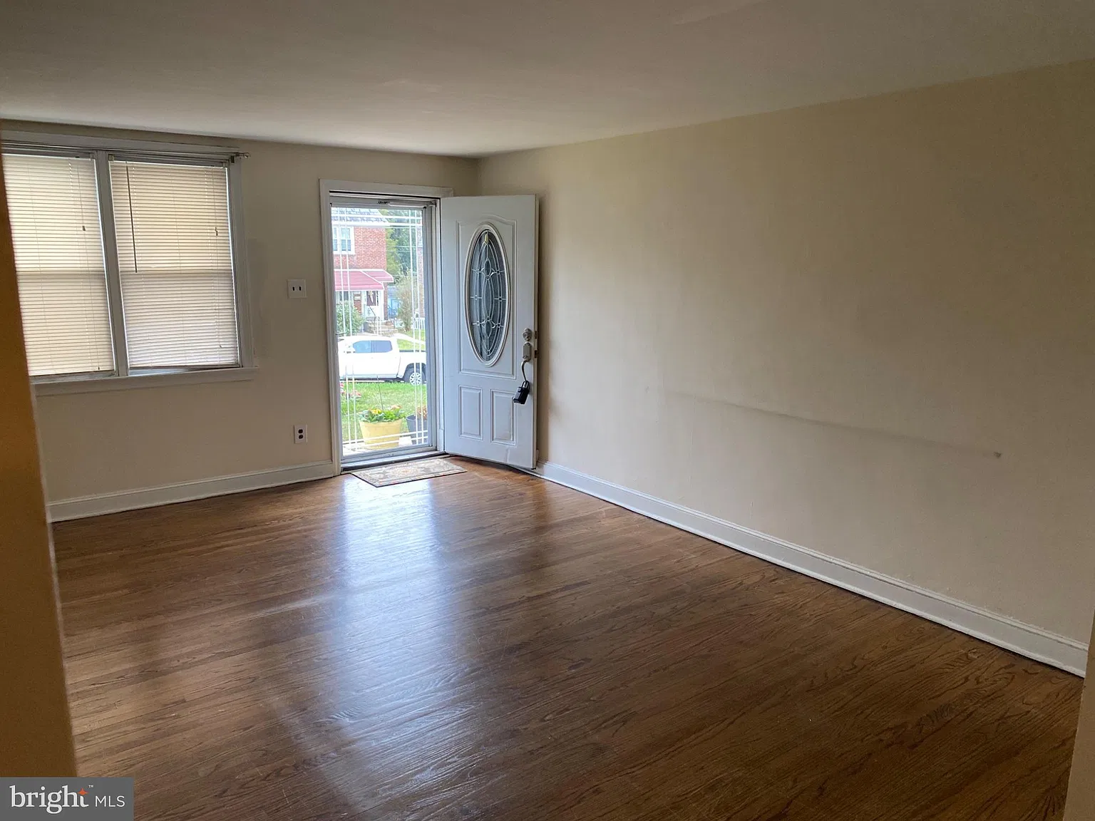 3 bed, 1.0 bath, 1152 sqft, $2,000 — Photo 4