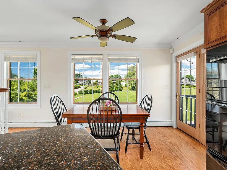 140 Community Dr — Photo 18