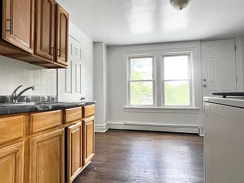 217 6th Ave W #B Photo 1